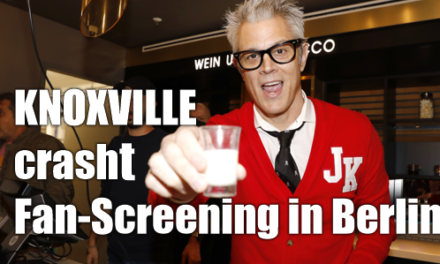 Sensation! <br><strong>Plötzlich crasht Johnny Knoxville <br>das Fan-Screening </strong> von „JACKASS Forever“